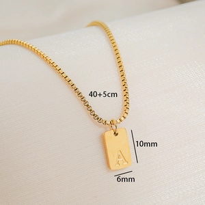 Gros plan du pendentif carré lettre A plaqué or 18K avec dimensions sur chaîne