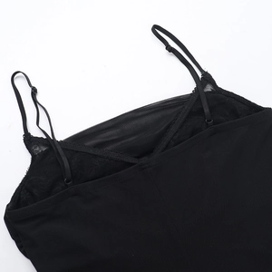 Vue détaillée de la bordure en dentelle noire et des fines bretelles de cette robe ajustée