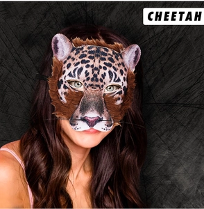 Détail du masque de guépard avec texture de fourrure réaliste et bande élastique