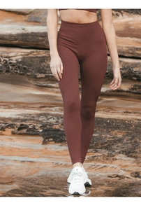 Détails d'un pantalon de yoga sans couture rouge rouille à taille haute et texture tricotée