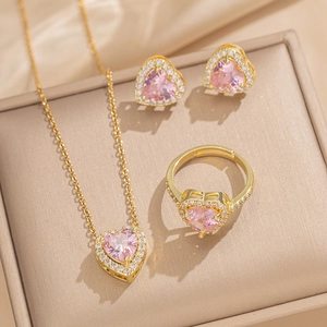 Parure bijoux cœur rose avec collier, boucles d'oreilles et bague dorés en zircon