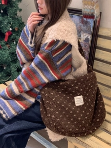 Brown plush heart patterned tote bag in lamb wool for winter casual styling