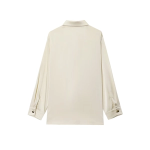 Chemise élégante en satin blanc cassé pour femmes avec finition soyeuse et vue arrière minimaliste