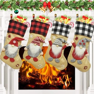 Set van vier feestelijke kerstsokken met 3D-kabouters voor een gezellige haard.
