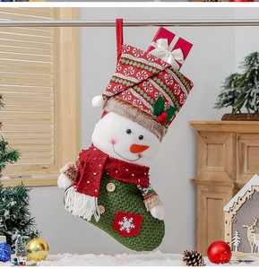 Détail d'une chaussette de Noël en tricot avec bonhomme de neige et boutons en bois