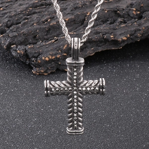 Collana con ciondolo a croce hip hop argento con texture a corda e strass scintillanti