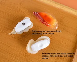 Détail du dos de l'aimant de frigo sushi montrant la fixation et la base magnétique
