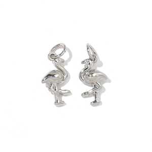 Gros plan de pendentifs flamants roses en argent poli pour bijoux et colliers DIY