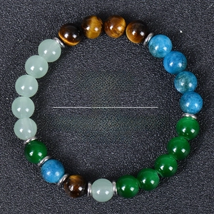Dettaglio del bracciale salute da 8mm in avventurina e occhio di tigre con loto