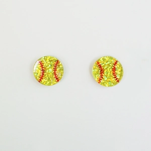 Gros plan sur des boucles d'oreilles softball à paillettes jaunes et couture rouge