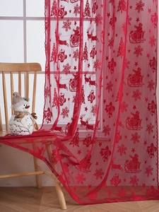Détail de rideau de Noël en dentelle rouge avec broderie Père Noël et rennes