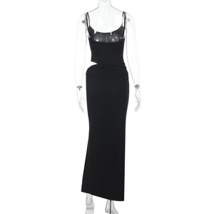 Détail de la robe moulante noire avec une découpe élégante sur le côté de la taille