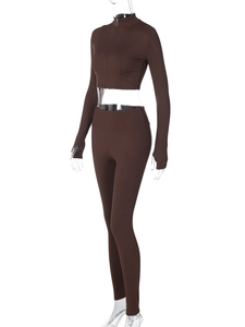 Détail d'un ensemble côtelé marron foncé avec haut zippé manches longues et legging taille haute
