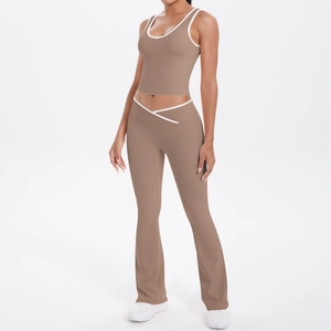 Détail du pantalon de yoga évasé à taille haute et haut de sport avec bordures blanches