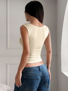 Πίσω όψη του μπεζ ριγέ slim-fit τοπ που δείχνει την υψηλή ποιότητα του υφάσματος