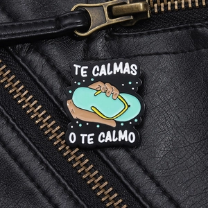 Detailansicht der Emaille-Brosche auf Lederjacke mit Flip-Flop-Motiv und Text