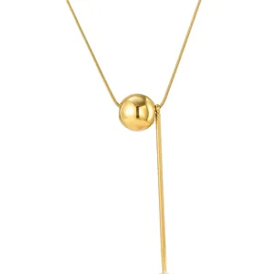 Detail der 18k vergoldeten Schlangenkette mit runder Perle und Stabanhänger