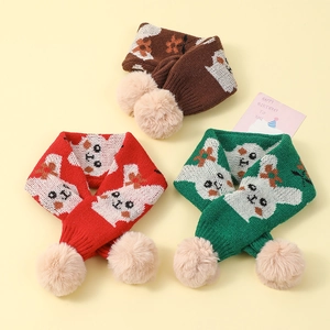 Détail d'écharpes en tricot d'hiver pour enfants avec motifs lapin et pompons en peluche