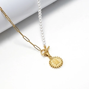 Collier perles en acier inoxydable doré avec fermoir OT et pendentif lettre M