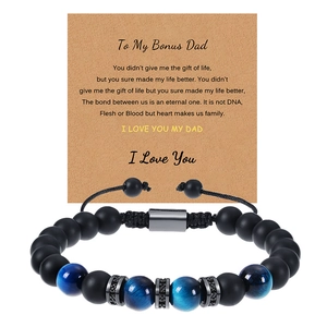 Détail du bracelet en œil de tigre pour beau-père avec carte cadeau émotion