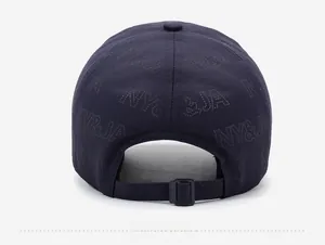 Détail de la casquette de baseball bleu marine avec sangle en plastique et broderie logo