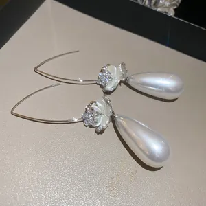 Détails de boucles d'oreilles perles en goutte avec fleur en zircon et longs crochets en U