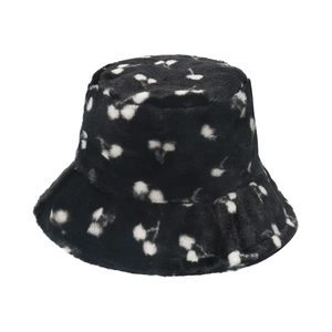 Cappello alla pescatorra in peluche da donna nero con motivo a ciliegie bianche