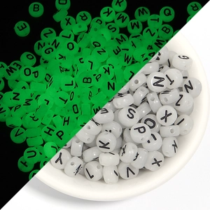 Perles Lettres en Acrylique Lumineuses Rondes Plates Brille dans le Noir Perles d'Espacement Alphabet pour la Fabrication de Bijoux DIY Bracelet Collier