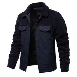 Vista dettagliata della giacca patchwork blu navy con pile e fodera interna trapuntata
