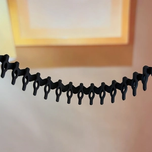 Non-slip black wavy headband with teeth for women, flexible plastic hair accessory for washing