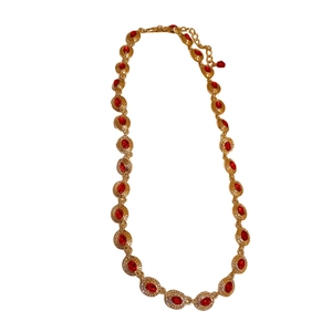 Collier vintage doré avec pierres rouges ovales de style palais rétro luxueux