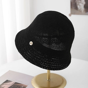 Bob en tricot noir respirant avec logo JS doré sur support métallique pour protection solaire