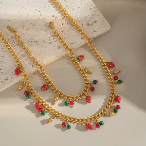 Collana in acciaio inossidabile dorato con ciondoli a fragola rossa e perline verdi su pietra