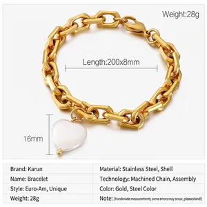 Detail eines Gold-Edelstahl-Gliederarmbands mit Herz-Muschel-Anhänger und Maßangaben