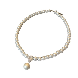 Elegante collana di perle bianche a filo singolo con un ciondolo a goccia in strass lucidi