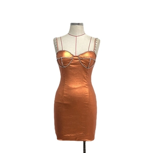 Eng anliegendes Bronze-Metallic-Minikleid mit glitzerndem Strassbesatz am Ausschnitt