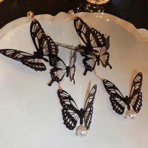Boucles d'oreilles papillon élégantes avec ailes noir et blanc et perles tombantes