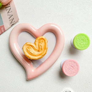 Cute heart-shaped palmier on pink dish with pink and green LOVE phone grip accessories