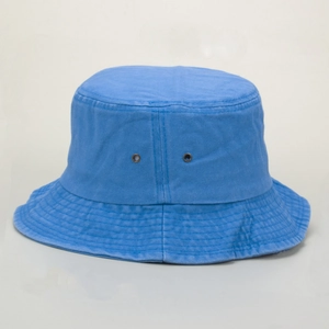 Détail d'un chapeau bob en denim délavé bleu ciel avec œillets métalliques et surpiqûres