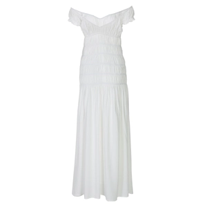 Détail du bustier froncé et du tissu blanc texturé de cette robe ajustée à col en V