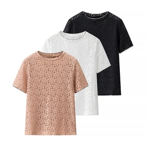 Eleganti top in pizzo a girocollo in nero, bianco e albicocca con texture floreale