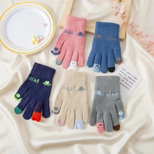 Vue détaillée de gants tactiles en maille chaude avec motifs d'ours en cinq couleurs