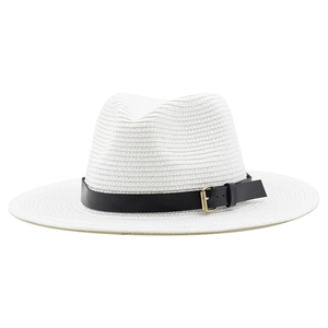 Chapeau Panama blanc respirant avec ruban en cuir noir et boucle dorée pour l'été