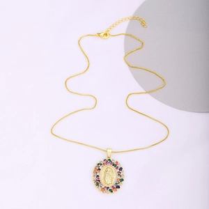 Collier religieux doré avec relief Vierge Marie et cristaux multicolores