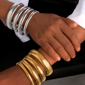 Pulsera tubogas flexible de acero inoxidable pulido con acabado en oro de 18k y plata