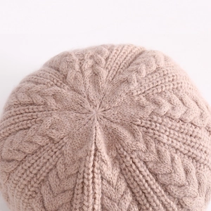 Primer plano del tejido trenzado y la textura de lana suave en el gorro color caqui