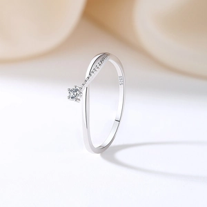Elegant S925 sterling silver twist ring featuring a brilliant micro-set round diamond