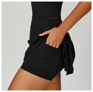 Détail d'une jupe-short de sport noire avec une poche latérale pratique pour femme