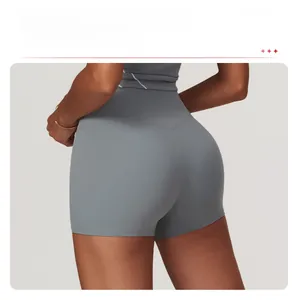 Gros plan sur le short de yoga taille haute avec coutures profilées 3D professionnelles