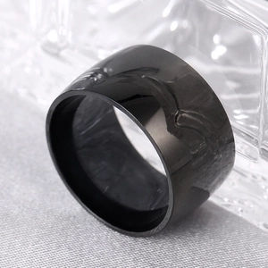 Makroaufnahme von 12 mm breitem schwarzem Titanstahlring mit polierter Oberfläche